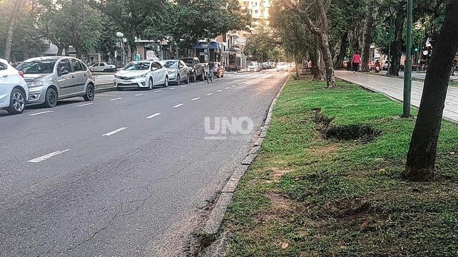 Comienza la reparación del hundimiento en la calzada sobre bulevar Gálvez frente a plaza Pueyrredón: los cortes y desvíos de tránsito Comienza la reparación del hundimiento en la calzada sobre bulevar Gálvez frente a plaza Pueyrredón: los cortes y desvíos de tránsito