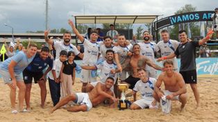 Argentino bicampeón. Los jugadores de salaítos, que en el predio de la AFA vencieron a Boca 3 a 1 y se quedaron con el título del fútbol playa.