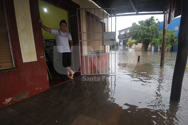 Las postales de una jornada donde la lluvia no dio tregua y el agua entró a los hogares