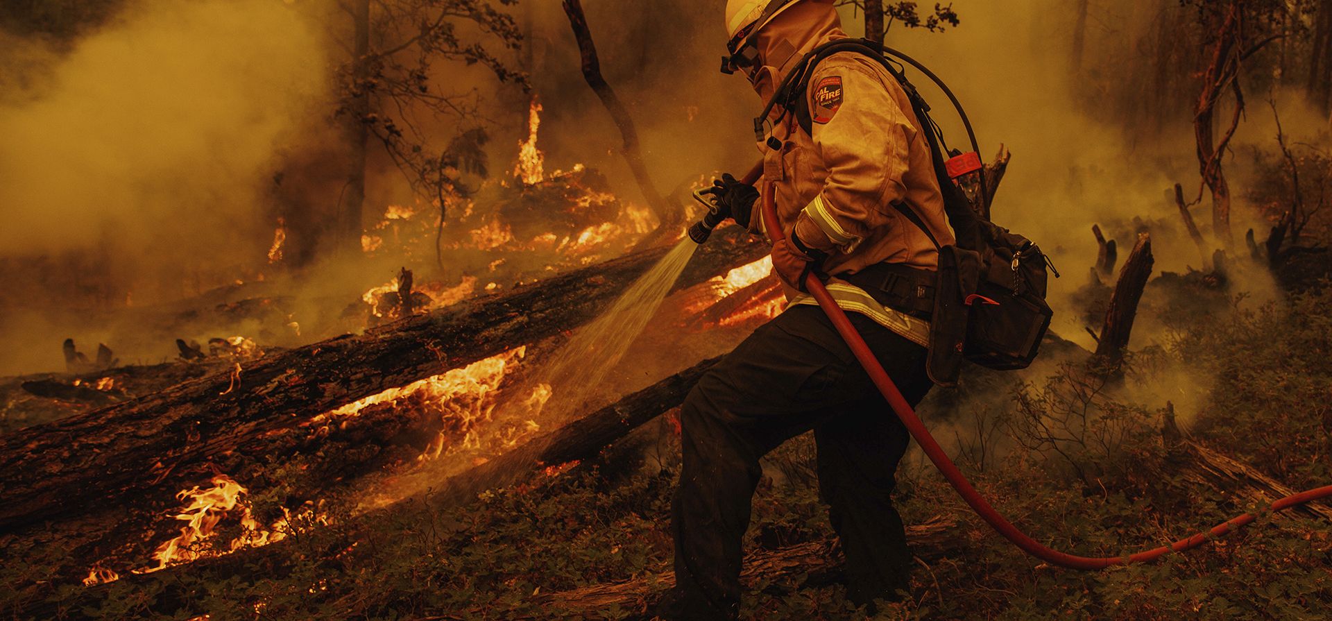 Un bombero lucha contra las llamas del Oak Fire en el condado no incorporado de Mariposa, California, el domingo 23 de julio de 2022.