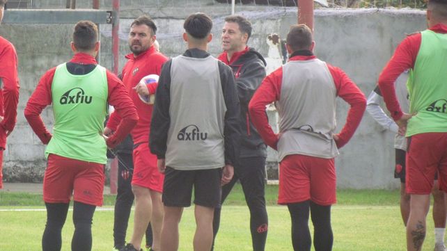 Rodolfo De Paoli junto a los jugadores de Patronato en el primer entrenamiento de su ciclo que inició este viernes.