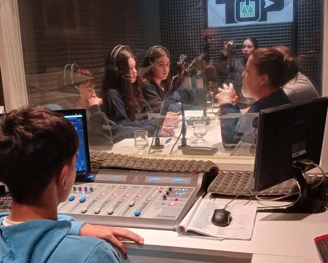 Pase al frente: un podcast de alumnos de San Genaro para celebrar los 70 años de la escuela