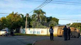 Espectacular choque y vuelco en Barrio Sargento Cabral