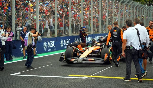 El McLaren de Oscar Piastri es llevado a su lugar en la grilla de partida. Fue uno de los grandes perdedores del Gran Premio de Brasil y sus chances se diluyen.