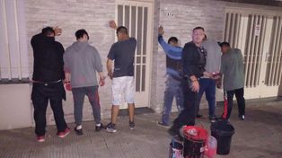 Detuvieron a diez personas por pintadas futboleras en columnas del alumbrado