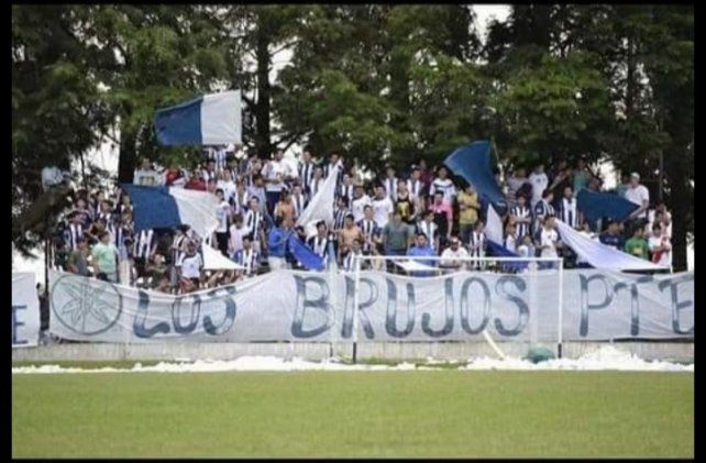 La hinchada albiazul.  Sus seguidores siempre están presente cuando juega el equipo de Sportivo en el estadio Santa Rosa.    