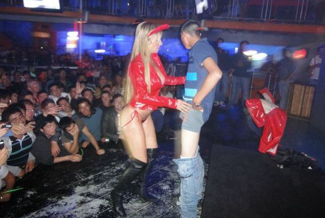Escándalo: una argentina tuvo sexo en un escenario chileno