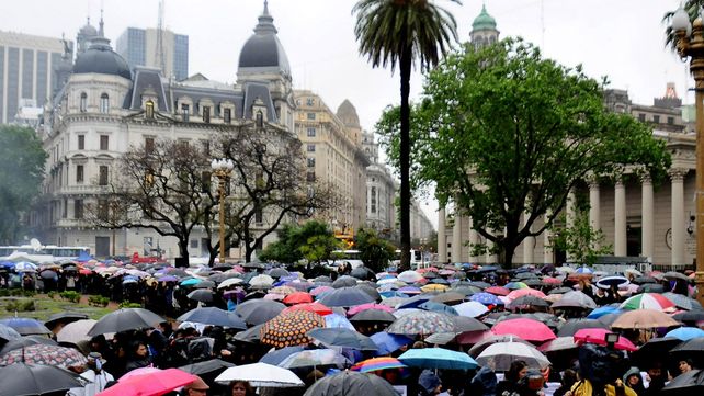 Una multitud vestida de negro marchó contra la violencia de género y los femicidios
