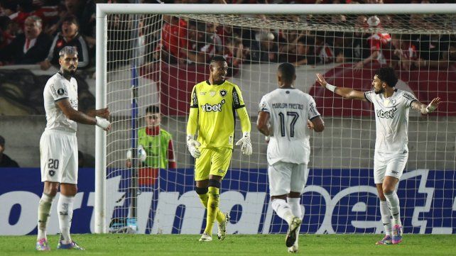 El insólito error de John Victor le dio un importante triunfo al Pincha en la Copa Libertadores.