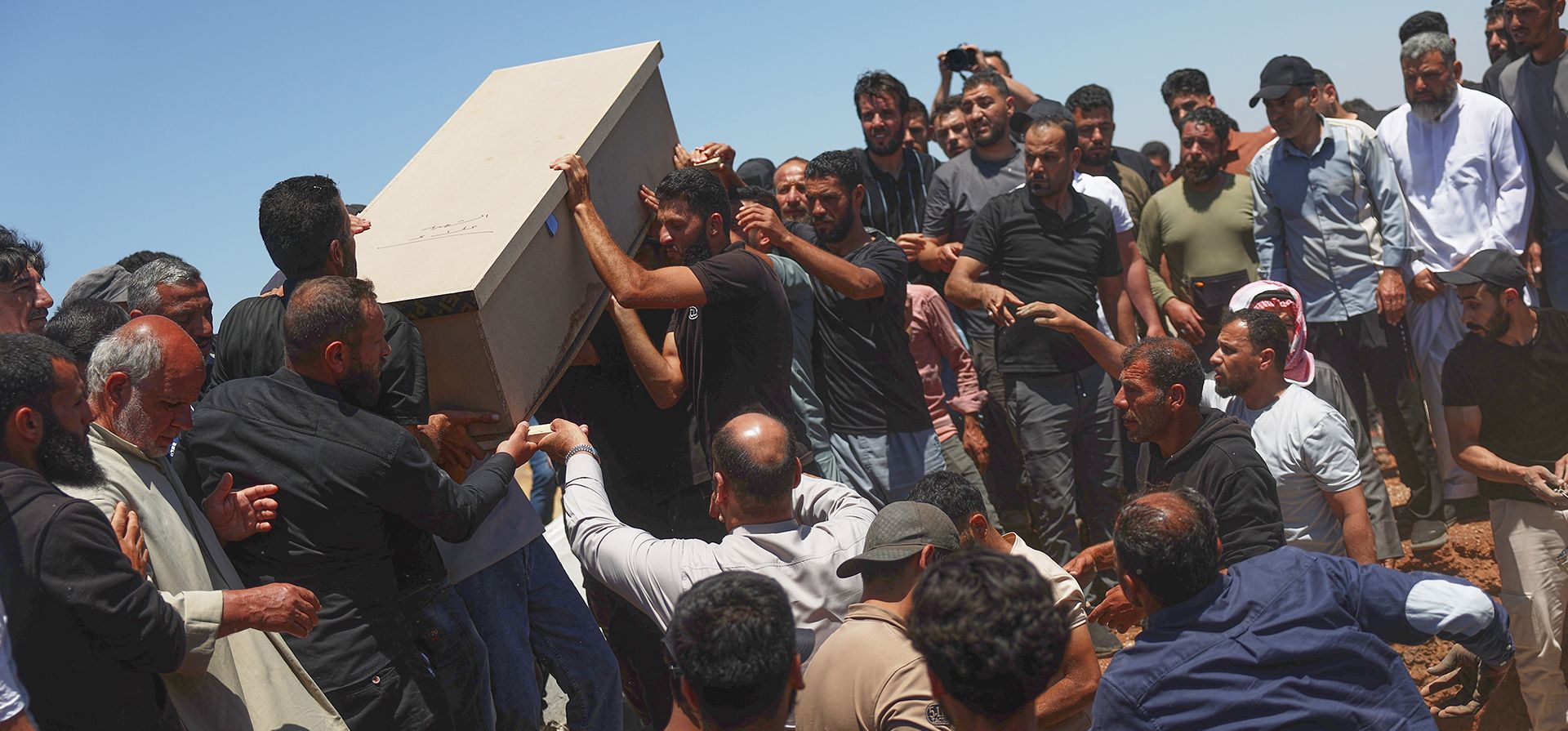 Libaneses portan uno de los cuatro ataúdes de los miembros de la familia al-Hariri: una mujer, su hija y sus dos hijos, fallecidos en ataques israelíes en el sur del Líbano, durante su funeral en un cementerio de Busra al-Harir, en la provincia de Daraa, al sur de Siria, el miércoles 10 de junio de 2026. (Foto AP/Ghaith Alsayed) Libaneses portan uno de los cuatro ataúdes de los miembros de la familia al-Hariri: una mujer, su hija y sus dos hijos, fallecidos en ataques israelíes en el sur del Líbano, durante su funeral en un cementerio de Busra al-Harir, en la provincia de Daraa, al sur de Siria, el miércoles 10 de junio de 2026. (Foto AP/Ghaith Alsayed)