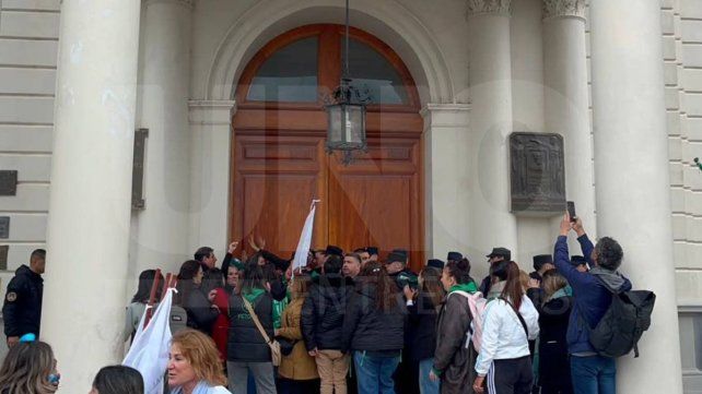 Hubo tensión en las puertas de la Casa de Gobierno