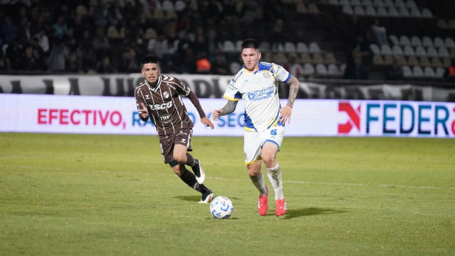 Franco Ibarra avanza con pelota al pie durante un pasaje del partido entre Central y Platense en Vicente López.