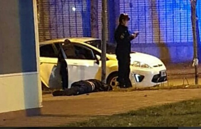 El cuerpo de la v&iacute;ctima yace junto a su veh&iacute;culo. Fue anoche en Baigorria.