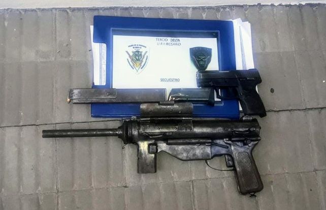 Una ametralladora y una pistola calibre 9 milímetros fueron secuestradas en el marco de un operativo que desbarató una fiesta clandestina.&nbsp;