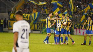 Primeros. Los jugadores de Central celebran efusivos gran triunfo ante Independiente en el Gigante.