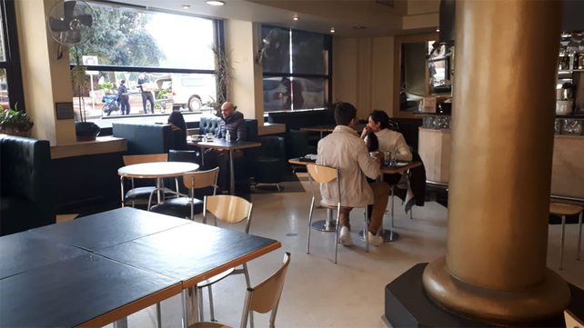Registro de clientes, mesas distanciadas y medidas de higiene: el protocolo de los bares