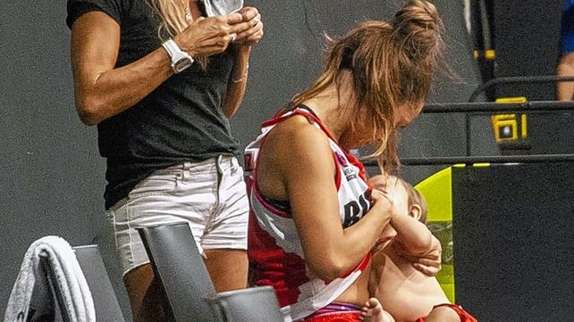 La base le dio la teta a su hija Mady de 11 meses en el entretiempo del partido ante Vélez por la Liga Nacional Femenina.
