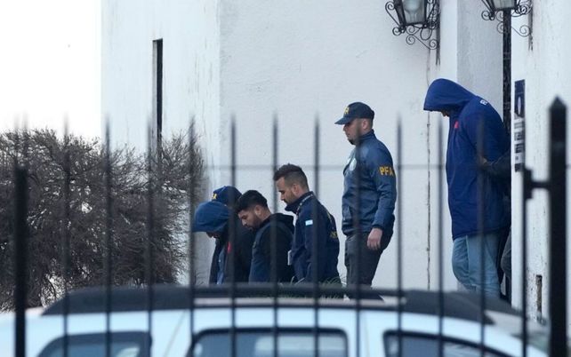 Los rugbiers franceses (ambos encapuchados) quedaron imputados y detenidos.