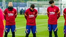 Messi y sus compañeros de Barcelona durante la emotiva ceremonia para recordar a Diego Maradona. Messi y sus compañeros de Barcelona durante la emotiva ceremonia para recordar a Diego Maradona.