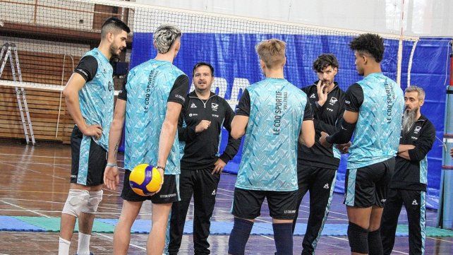 La selección masculina de vóley comenzó con los entrenamientos en el Cenard de Buenos Aires.
