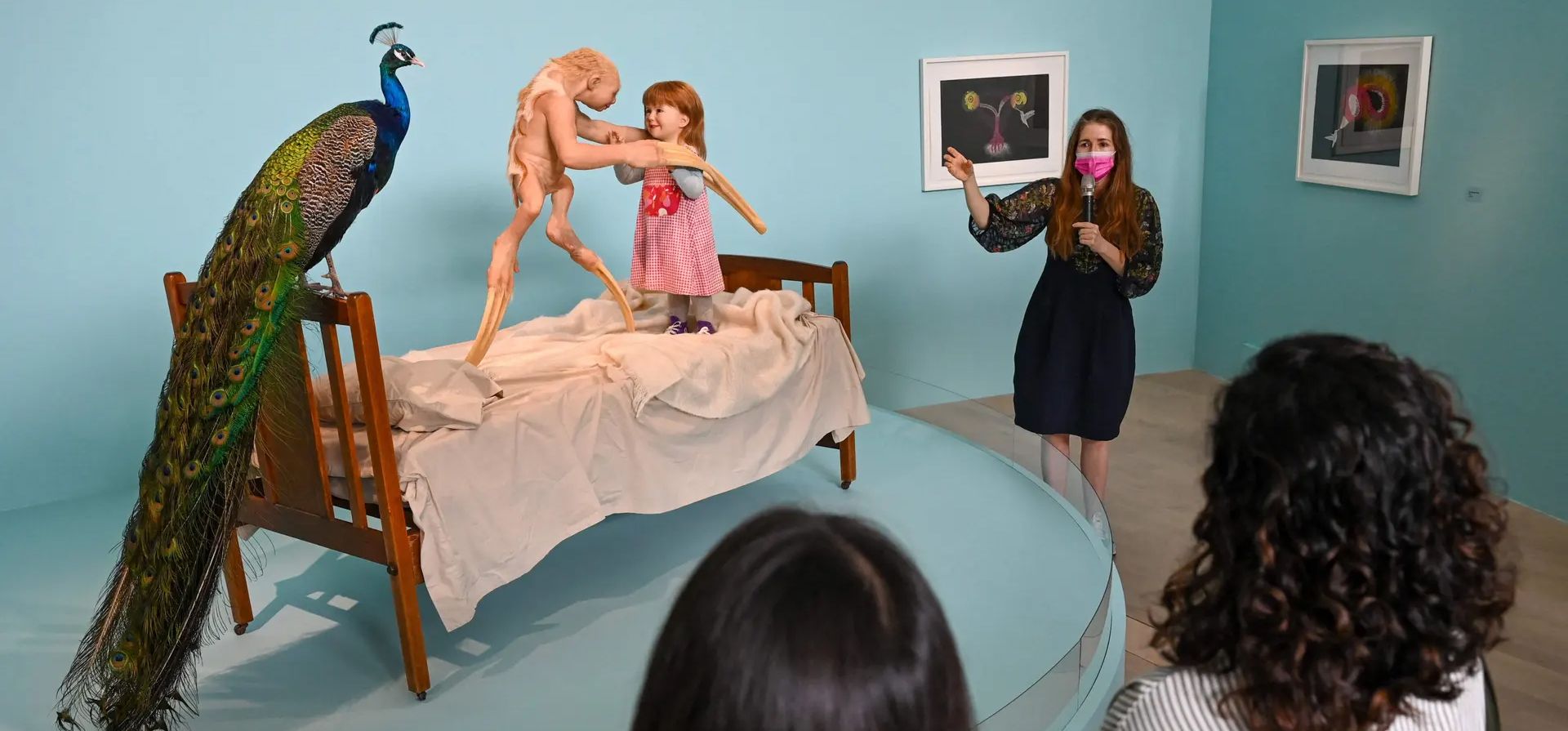 La artista Patricia Piccinini habla durante la presentación a la prensa de su exposición