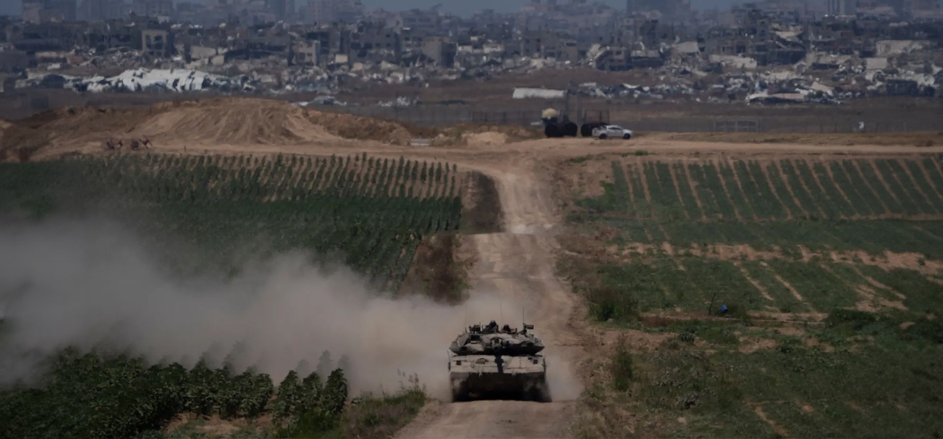 Soldados maniobran en un tanque cerca de la frontera con Gaza, visto desde el sur de Israel. Fotografía: Léo Corrêa/AP Soldados maniobran en un tanque cerca de la frontera con Gaza, visto desde el sur de Israel. Fotografía: Léo Corrêa/AP