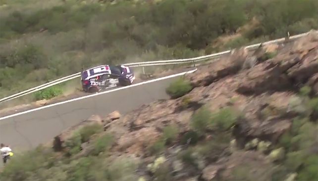 El auto quedó al borde del precipicio y se llevó un gran susto en el Rally de Islas Canarias.
