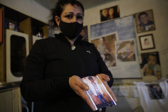 Busca saber quiénes y por qué mataron a balazos a su hijo y lo tiraron en un camino rural