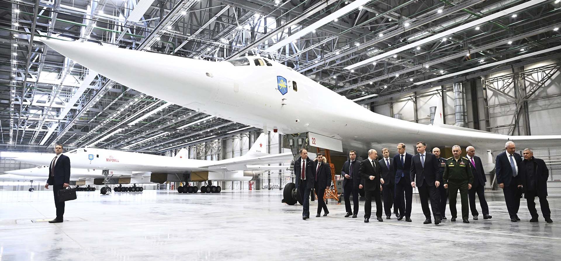 El presidente ruso, Vladimir Putin, junto a un grupo de funcionarios, pasa junto a un bombardero estratégico Tu-160M mientras visita la fábrica de aviación de Kazán, que lleva el nombre de Sergei Gorbunov, una sucursal de la empresa de industria militar Tupolev, en Kazán, capital de la República de Tartaristán. Rusia, miércoles 21 de febrero de 2024. (Kristina Kormilitsyna, vía AP) El presidente ruso, Vladimir Putin, junto a un grupo de funcionarios, pasa junto a un bombardero estratégico Tu-160M mientras visita la fábrica de aviación de Kazán, que lleva el nombre de Sergei Gorbunov, una sucursal de la empresa de industria militar Tupolev, en Kazán, capital de la República de Tartaristán. Rusia, miércoles 21 de febrero de 2024. (Kristina Kormilitsyna, vía AP)