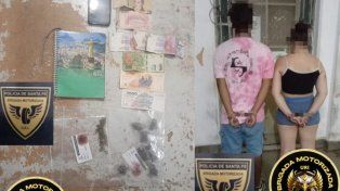 Los detenidos y los elementos secuestrados por la venta de droga en un espacio público