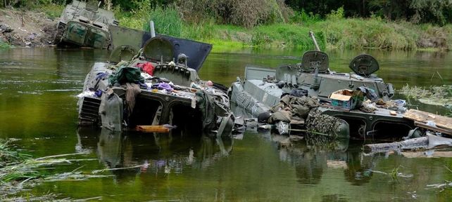Blindados de infantería rusos abandonados en un río. La retirada rusa es en muchos casos una fuga desordenada