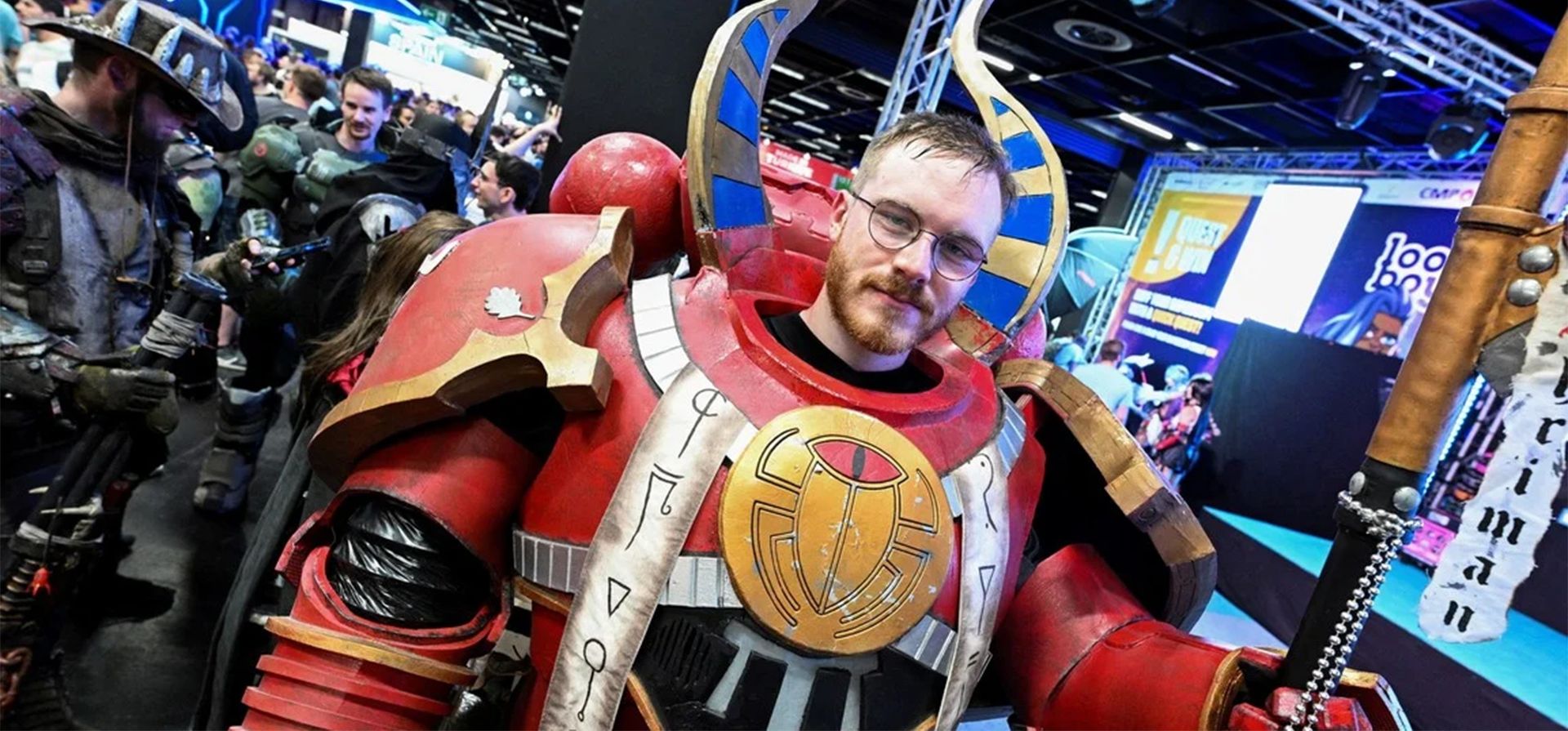 Un hombre vestido con un traje futurista del universo Warhammer 44k asiste a la Gamescom 2022. Foto: Reuters