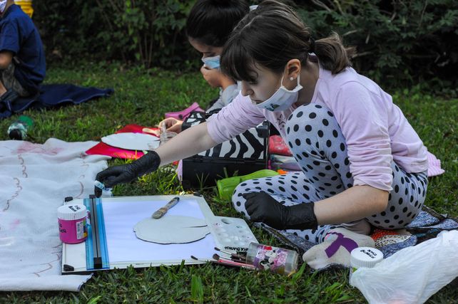 Un grupo de nenas juegan y aprenden con las acuarelas en pleno contacto con la naturaleza.