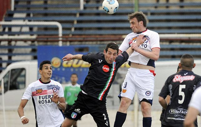 Rareza. Armani mete el cabezazo antes que Palavecino y Drago detendrá sin problemas. Fue una de las pocas llegadas del charrúa. (foto: Gustavo de los Rios)