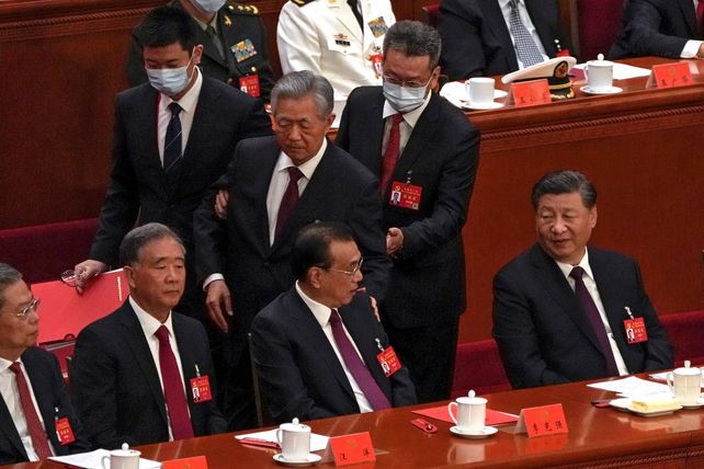 El dramático momento en que el expresidente Hu Jintao es retirado por la fuerza. Xi Jinping mira de soslayo y sonríe.&nbsp;