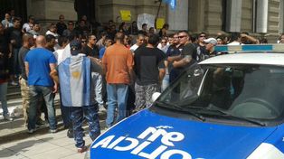 Agentes policiales acampan frente a Casa de Gobierno a la espera de la reunión con el gobernador Antonio Bonfatti