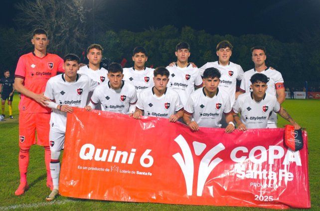 La formación inicial de Newells ante Centenario de San José de la Esquina.