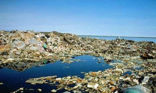 Millones de toneladas de basura llegadas de las costas y los ríos flotan en los cinco principales giros oceánicos.