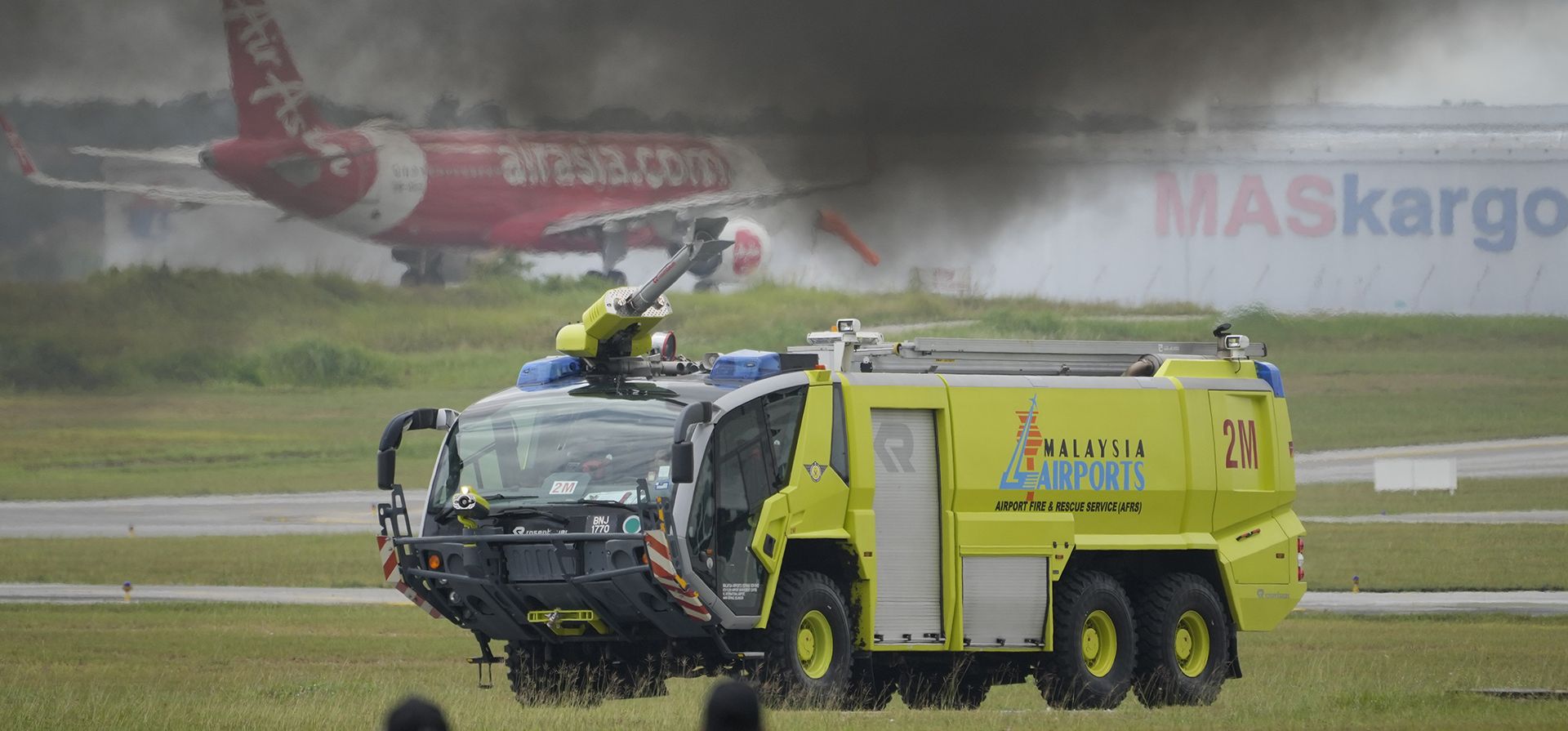 Un vehículo de emergencia del Servicio de Bomberos y Rescate del Aeropuerto de Malasia (AFRS, por sus siglas en inglés) llega al lugar del accidente de un avión durante un simulacro de emergencia en el Aeropuerto Internacional de Kuala Lumpur en Sepang, Malasia, el jueves 22 de septiembre de 2022.