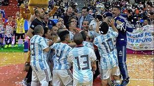 Los jugadores festejan el título. Entre ellos estuvo Ángel Ielpo.