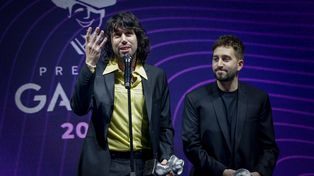 Le ganó a Fito y Calamaro. El “Ruso” Sujatovich, junto a su productor Nico Cotton, en la gran noche.