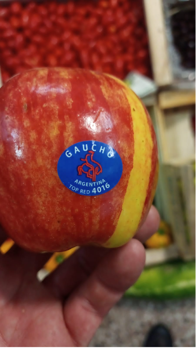 Una de las marcas de manzanas que se comercializan en las verdulerías de Rosario.