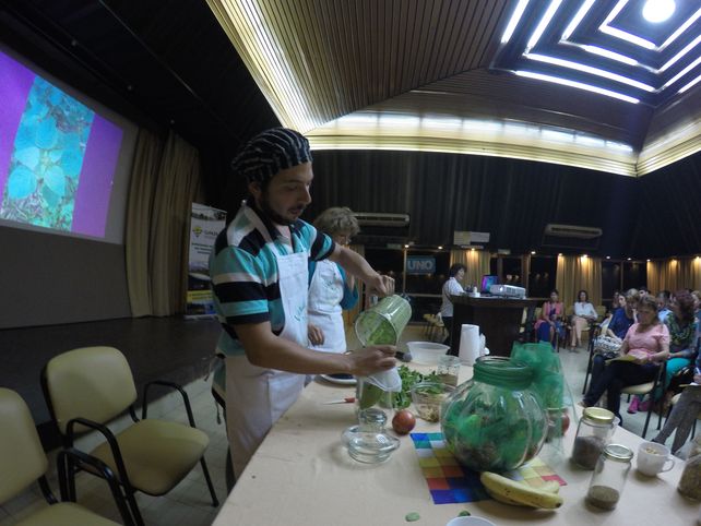 Juanma Pauletti sirviendo el jugo verde.&nbsp;