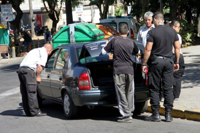 Agentes de control municipal inspeccionan a un auto denunciado por operar como remis trucho.&nbsp;