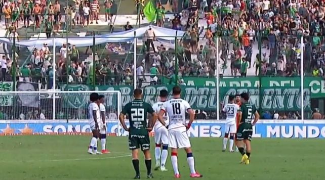 El partido entre Sarmiento y San Lorenzo se detuvo por un momento debido a los incidentes que se produjeron en la tribuna.