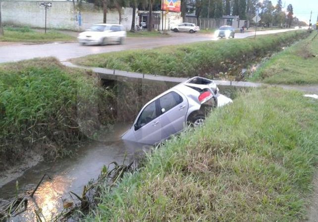 Un auto terminó en un zanjón tras un accidente