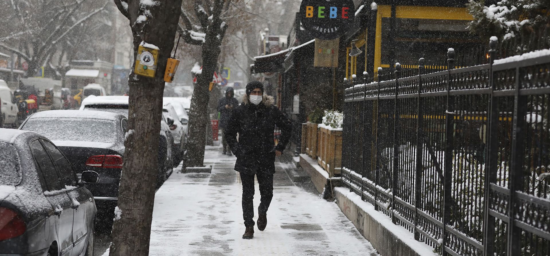 La gente camina en la nieve en Ankara, Turquía, el viernes 3 de febrero de 2023. Una gran nevada cubrió grandes zonas de Turquía, incluida la capital, Ankara. (Foto AP/Burhan Ozbilici)