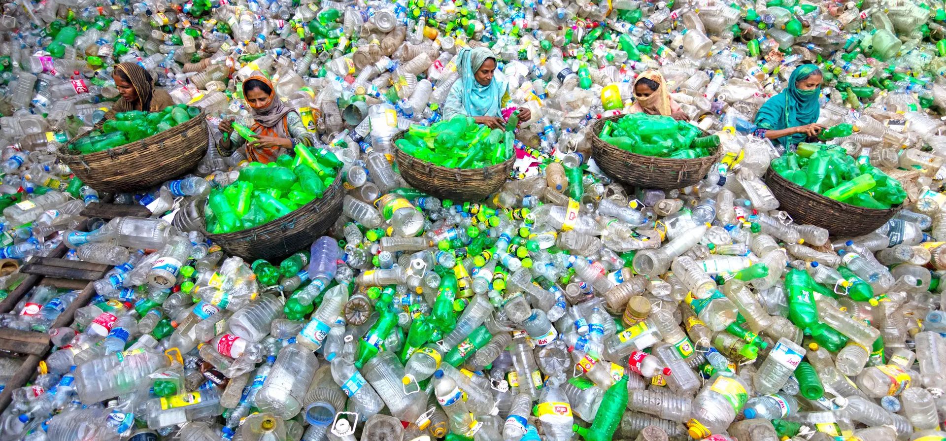 Trabajadores clasifican botellas de plástico usadas en una fábrica de reciclaje en Bangladesh. Fotografía: Joy Saha/Zuma Press Wire/Shutterstock Trabajadores clasifican botellas de plástico usadas en una fábrica de reciclaje en Bangladesh. Fotografía: Joy Saha/Zuma Press Wire/Shutterstock