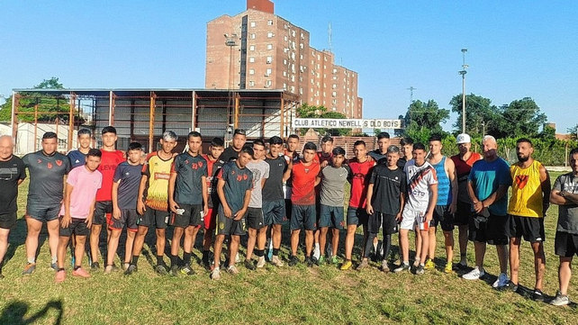 El plantel de Newell´s y el nuevo cuerpo técnico que asumió la conducción de la entidad de barrio Roma.