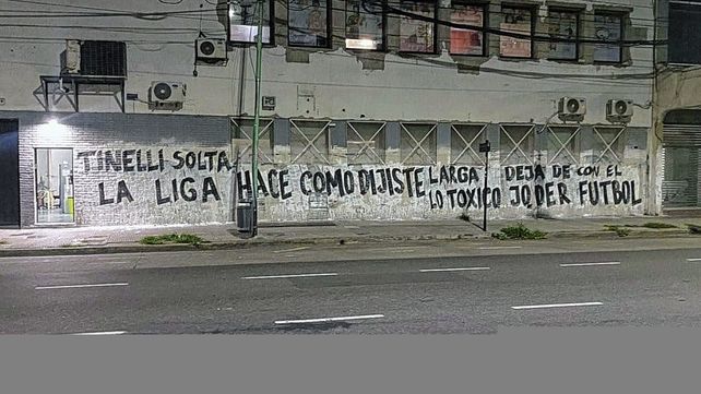 Las pintadas amenazantes contra Tinelli aparecieron en Constitución.